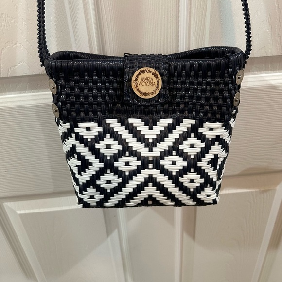 Maria Victoria handmade bag in Mexico.  Navy blue and white - Picture 2 of 7
